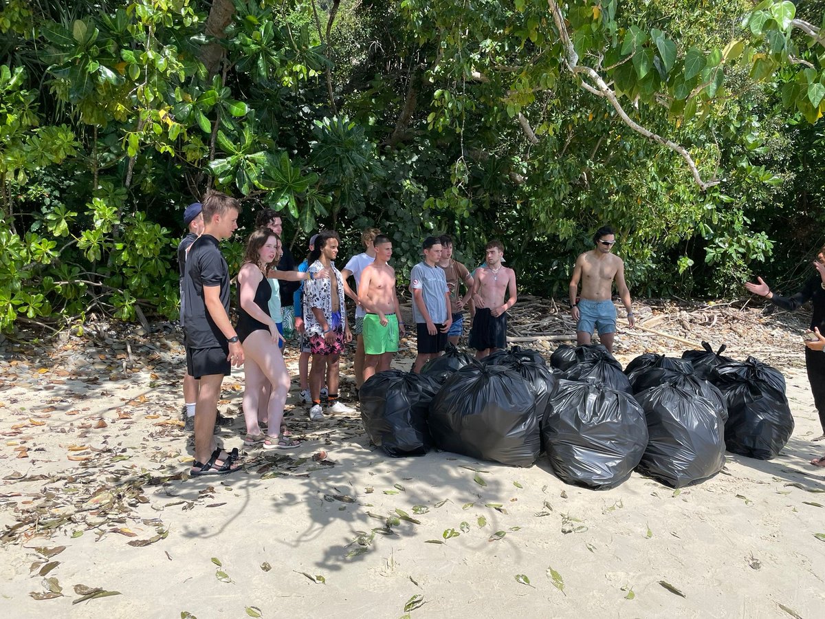 What a great way to spend our final day in Kota Kinabalu. Beach clean, snorkelling and relaxing in the sun #Borneo