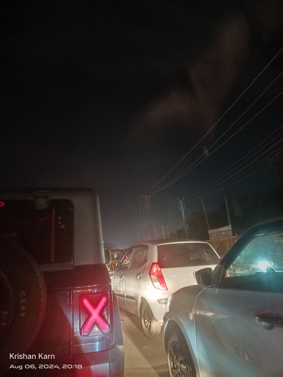 KarnKrishan's tweet photo. @FBDPolice @DC_Faridabad @FBDPolice huge traffic jam available near by palla pul &amp;  new pul also no police personnel available to do the needful. It's been more than 40 mins that my car has been stuck at the same place. Would request you to kindly do the needful on priority basis. https://t.co/UIU0PeCRO0
