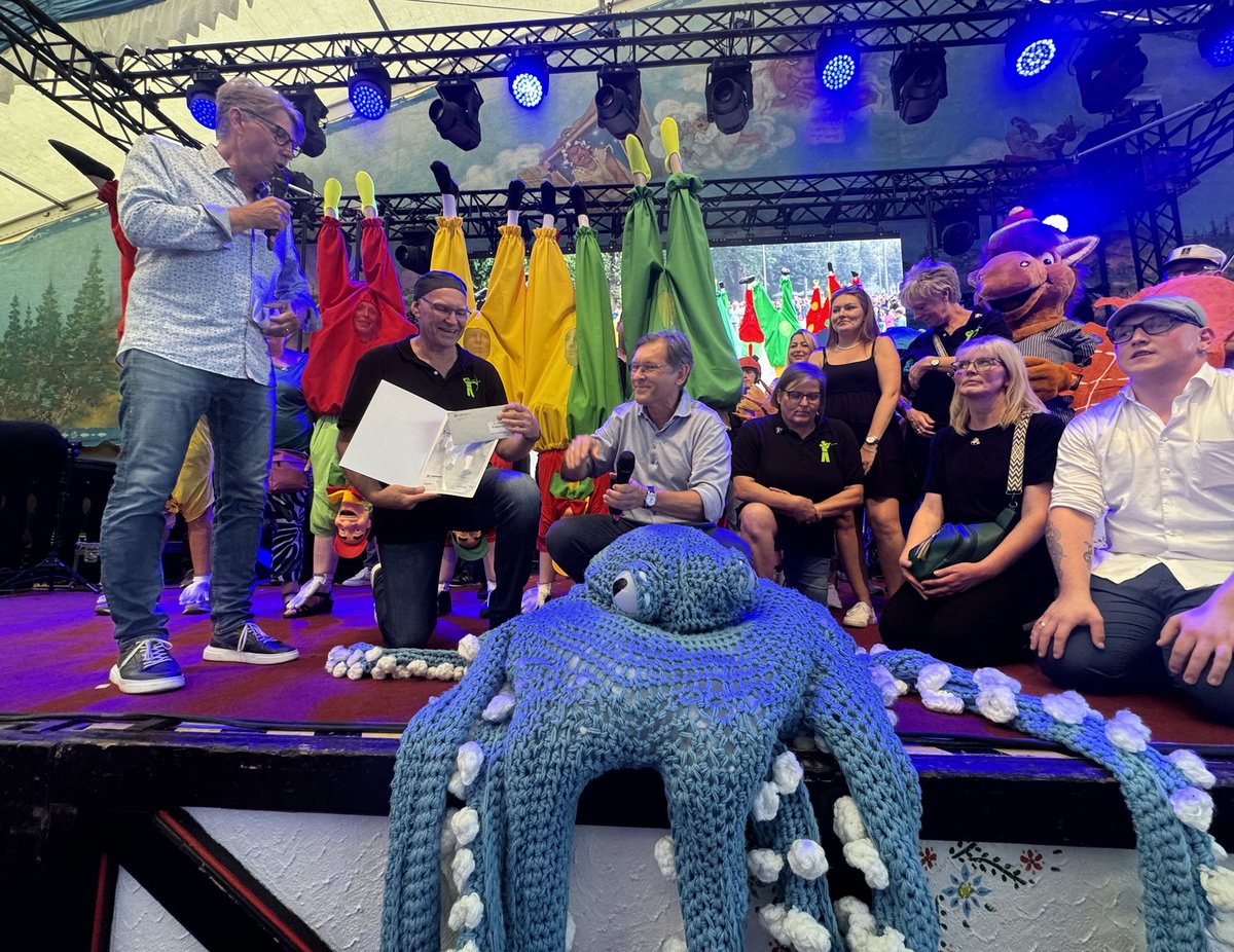 CrangeOffiziell's tweet photo. Olympia an der Seine – Kirmes in Crange. Auch beim „Treff im Zelt“ ging es  um Sieger und Platzierte – Stadt hatte das Preisgeld kräftig  aufgestockt – DSC-Fußballer erhalten für Sieg im Kirmes-Cup 3.000 Euro. Mehr dazu: https://t.co/qBOYR8oLwJ #CrangerKirmes #Crange2024 https://t.co/riFmvuXEwB