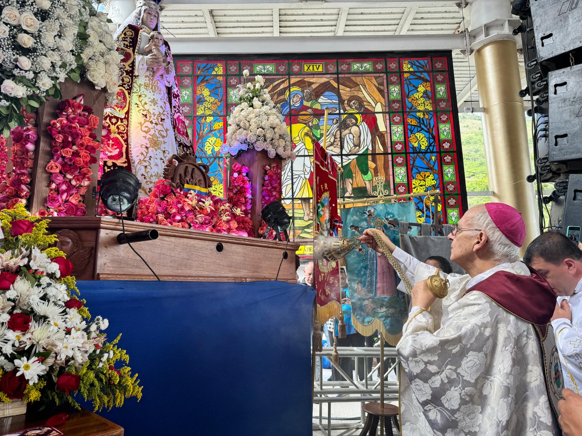 DiocesisSC's tweet photo. “Una de las cosas que recuerdo cuando llegué al Táchira hace 25 años, fue el fervor del catolicismo popular. La devoción al Santo Cristo me permitió conocer la fe sencilla, pero profunda de los creyentes”. Dijo el Obispo al inicio de la homilía. 
#SantoCristo414 https://t.co/AvHmHSPKbu