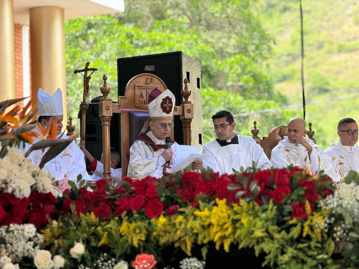 DiocesisSC's tweet photo. “Una de las cosas que recuerdo cuando llegué al Táchira hace 25 años, fue el fervor del catolicismo popular. La devoción al Santo Cristo me permitió conocer la fe sencilla, pero profunda de los creyentes”. Dijo el Obispo al inicio de la homilía. 
#SantoCristo414 https://t.co/AvHmHSPKbu