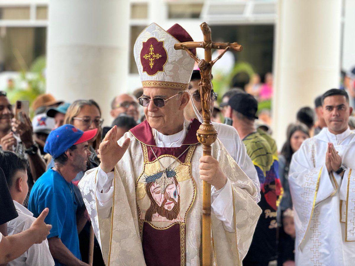 DiocesisSC's tweet photo. “Una de las cosas que recuerdo cuando llegué al Táchira hace 25 años, fue el fervor del catolicismo popular. La devoción al Santo Cristo me permitió conocer la fe sencilla, pero profunda de los creyentes”. Dijo el Obispo al inicio de la homilía. 
#SantoCristo414 https://t.co/AvHmHSPKbu