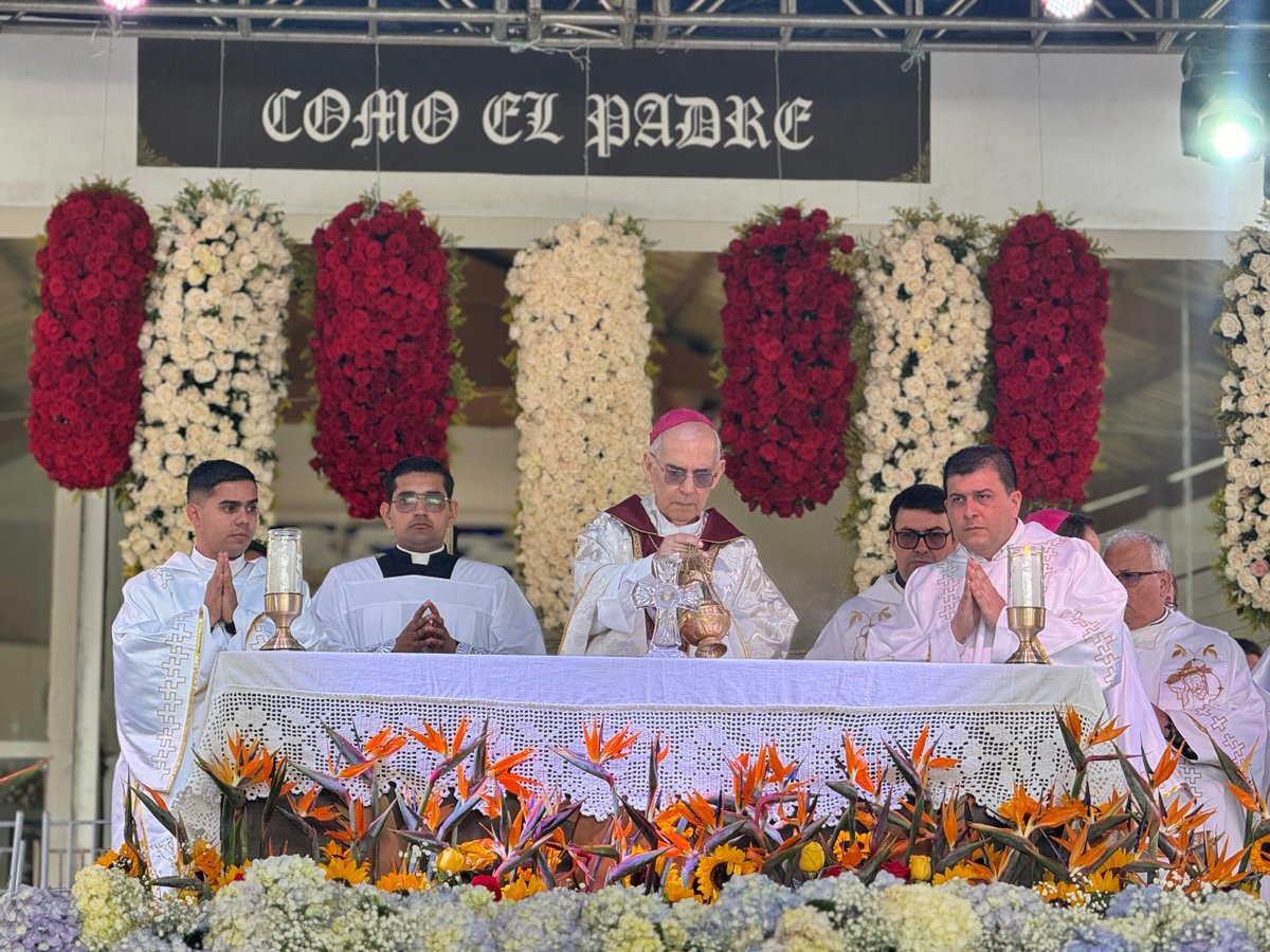 “Una de las cosas que recuerdo cuando llegué al Táchira hace 25 años, fue el fervor del catolicismo popular. La devoción al Santo Cristo me permitió conocer la fe sencilla, pero profunda de los creyentes”. Dijo el Obispo al inicio de la homilía. 
#SantoCristo414