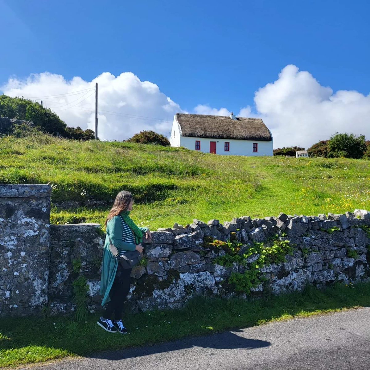 MariaSender's tweet photo. Siguen los recuerdos, los lugares felices. En Galway, Innismore, Dún Aengus y los acantilados de Moher. Siendo feliz, verde, salvaje...
#Irlanda #ireland #galway #innismore #dunaengus #moher #mohercliffs #recuerdos #recuerdosdeirlanda #happyplace #lugaresfelices https://t.co/WCEygXA4xG