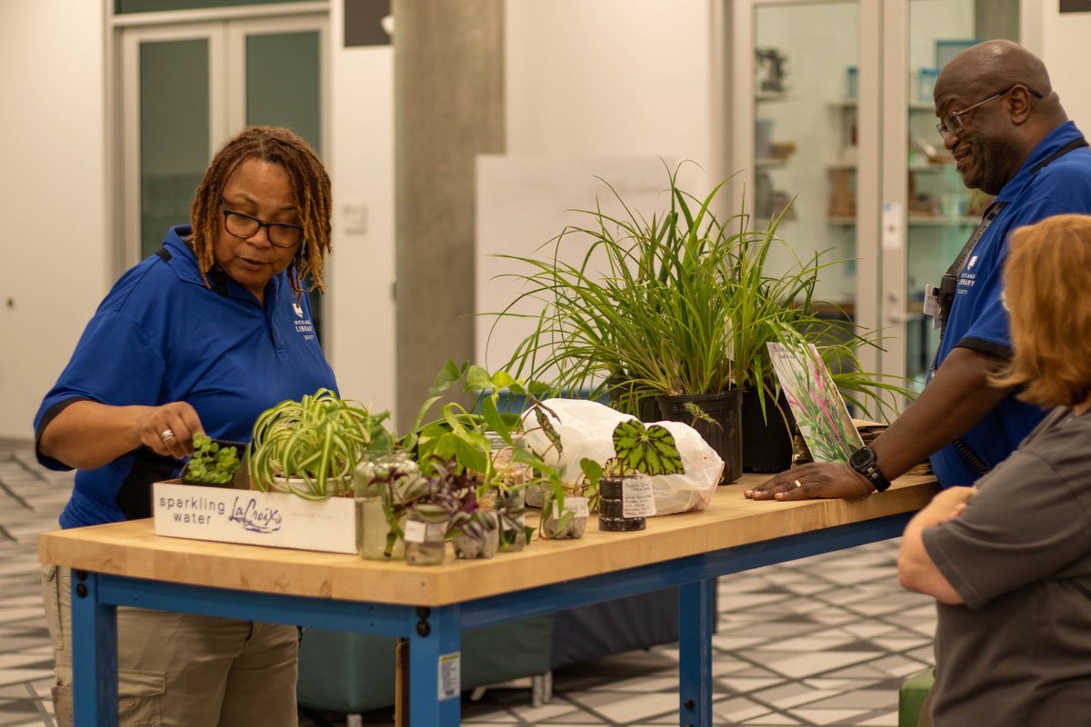 accessfreely's tweet image. Come to Learn Freely Fest and #learncreateshare with us! You'll have fun with Bee Keeping 🐝, Camping 101 🏕️ , DIY Charcuterie making 🍇 , Plant Swapping 🌿 , Voting ✅, and lots more!  

📍 Richland Library Main
📅 Saturday, August 10
⌚ 2 p.m. – 5 p.m.