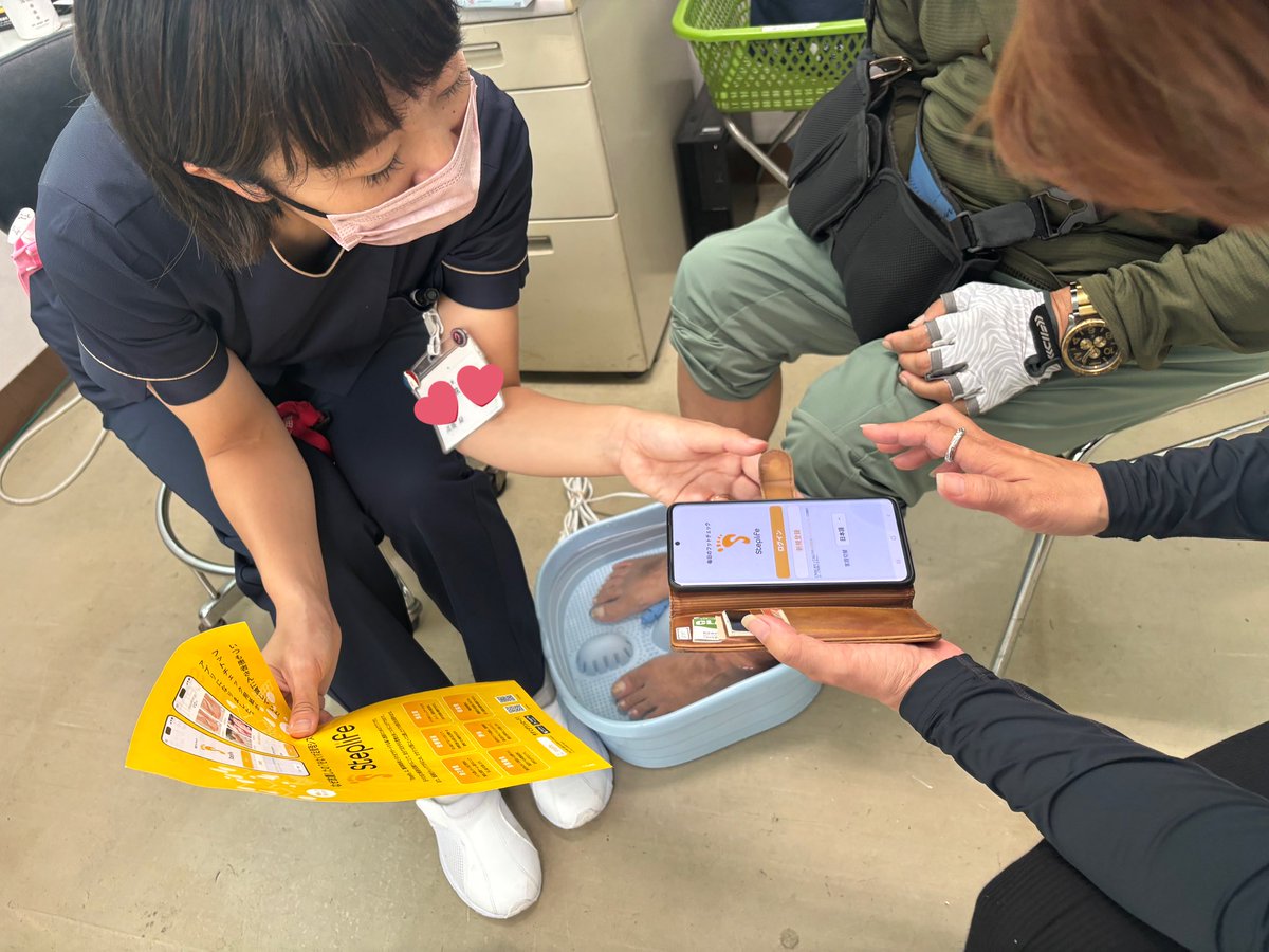 secondheart_jp's tweet image. とある病院さんにて、フットケアの時間。

患者さんが足浴している間に、ご家族さんにSteplifeの導入説明をしていました。

ご家族さんが「足切ってしまったら大変だから、ここまで足のこと考えてもらえて本当に嬉しいです」とおっしゃってました。

#糖尿病
#フットケア外来 
#Steplife