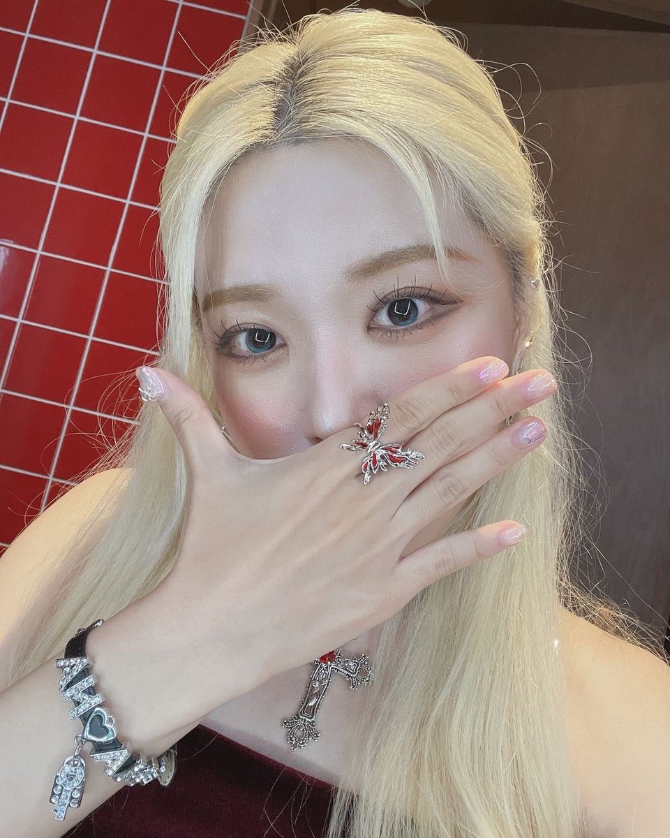 20240806 IG UPDATE: jayoung__v (2/2)
“Showing off my comfort ring lately♥️”