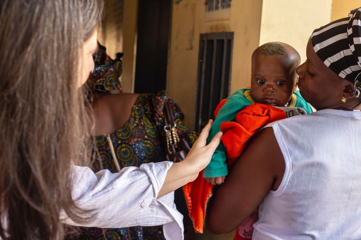 La Coordinatrice Résidente <a href="/OnuGuinee/">NATIONS UNIES GUINEE</a>, accompagnée par <a href="/OIMGuinee/">OIM Guinée</a>, <a href="/UNICEFGuinea/">UNICEF Guinea</a> et <a href="/unfpa_guinee/">UNFPA GUINEE</a>, pour sa première visite de terrain a échangé sur les défis sanitaires avec les autorités et le personnel de santé de Forécariah.