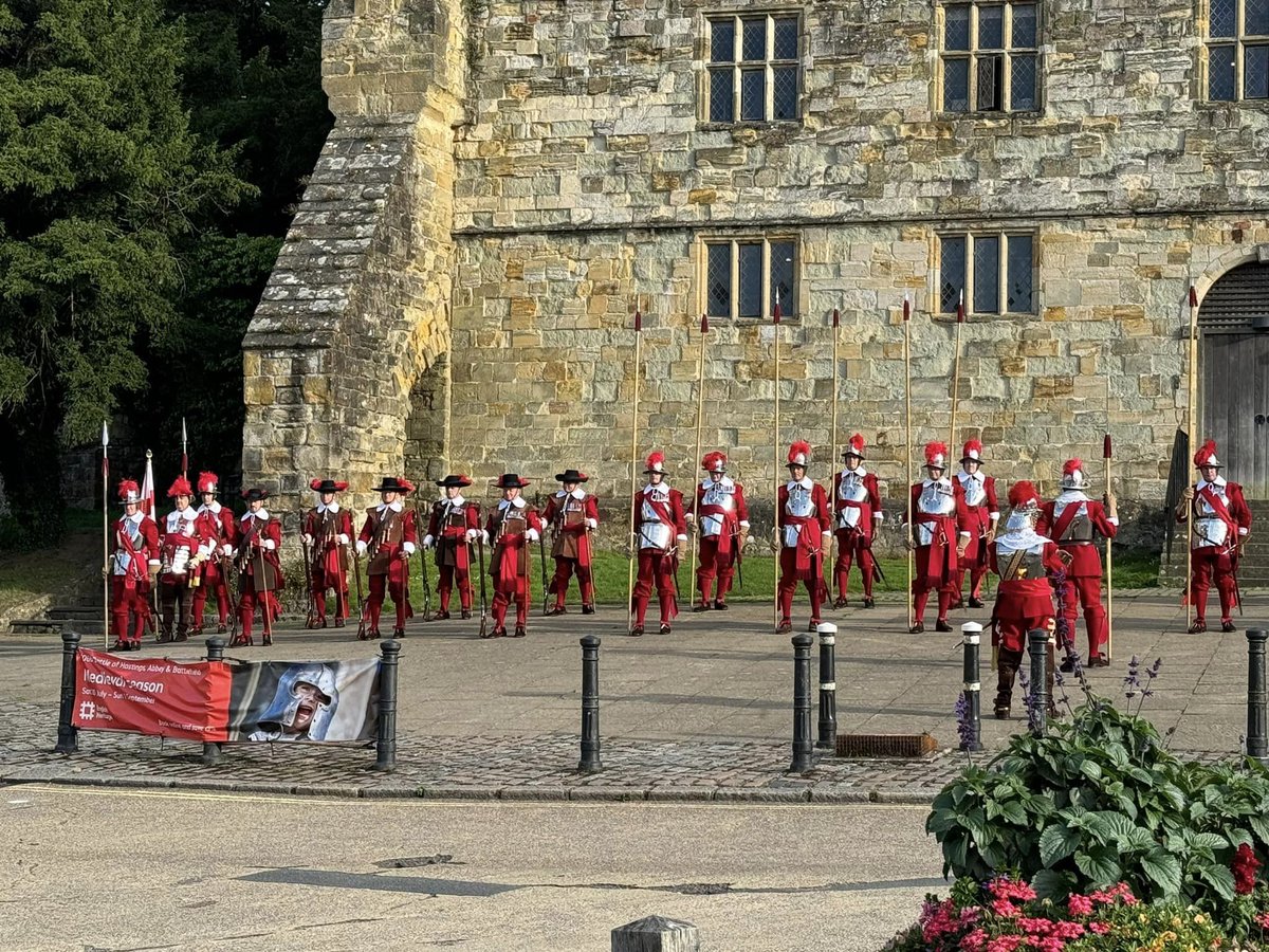 RichardNPeters's tweet photo. @PikemenHAC were the star attraction at Battle Abbey, Sussex, on Sunday at a reception in aid of @ArmyBenF https://t.co/1CikKzFusi