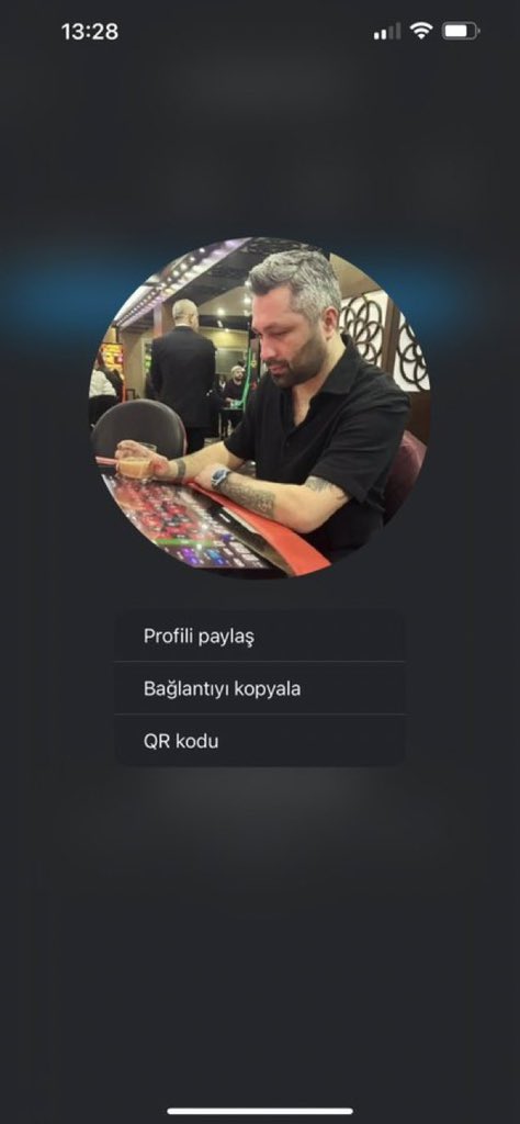 pelinimuu's tweet photo. Elinde viski, kumar masasında ve kuvvetle muhtemel geceyi ucuz bir eskortla geçirecek ama filenin sultanlarında namazı sorguluyor Eşşoleşşek. https://t.co/qxXxAyZXVQ