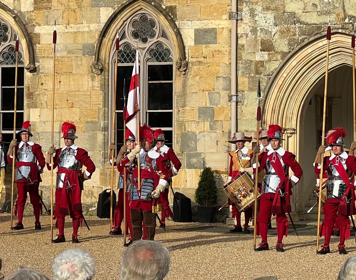 RichardNPeters's tweet photo. @PikemenHAC were the star attraction at Battle Abbey, Sussex, on Sunday at a reception in aid of @ArmyBenF https://t.co/1CikKzFusi