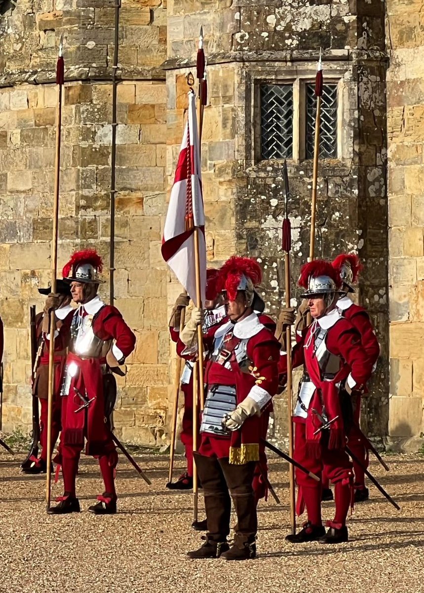 RichardNPeters's tweet photo. @PikemenHAC were the star attraction at Battle Abbey, Sussex, on Sunday at a reception in aid of @ArmyBenF https://t.co/1CikKzFusi