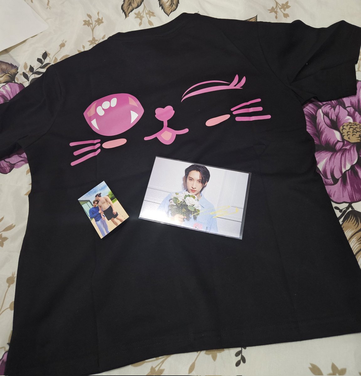 KSeokJin19_92's tweet photo. Finalmente minha camisa da coleção  la prince chegou em segurança ao Brasil, obrigada @mayflower0828 por me ajudar a comprar e pelo envio em segurança,  obrigada pela linda foto de Noeul!!!
Estou muito feliz!!!
#itsmagentaxnegac 
#LaPrincedeChat
#Noeulnuttarat
#BoNoh #MagentaBoy https://t.co/2HXefxbisL