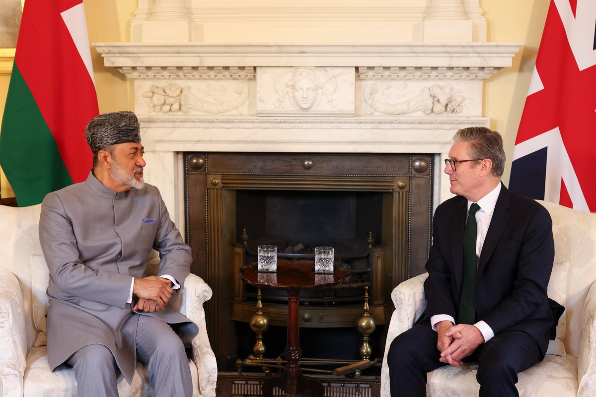 10DowningStreet's tweet photo. Prime Minister @Keir_Starmer  welcomed the Sultan of Oman to Downing Street today🇬🇧🤝🇴🇲

They discussed the deep partnership between the UK and Oman, as well as the need for an immediate ceasefire in Gaza and de-escalation in the Middle East. https://t.co/woj55EyBp3