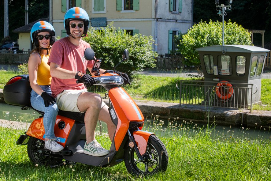 VGxperience's tweet photo. 📣Lancement d'un nouveau service bas-carbone !
🛵Les scooters électriques EDOG ont débarqué en #ValdeGaronne en gare de #Marmande et #Tonneins avec des forfaits 3h, 1 jour, 2 jours...
+ d'infos et proposition de balade👉 https://t.co/gdhOedPWwP 
#vgxperience #valdegaronnerésonne https://t.co/XodyhCbhQG