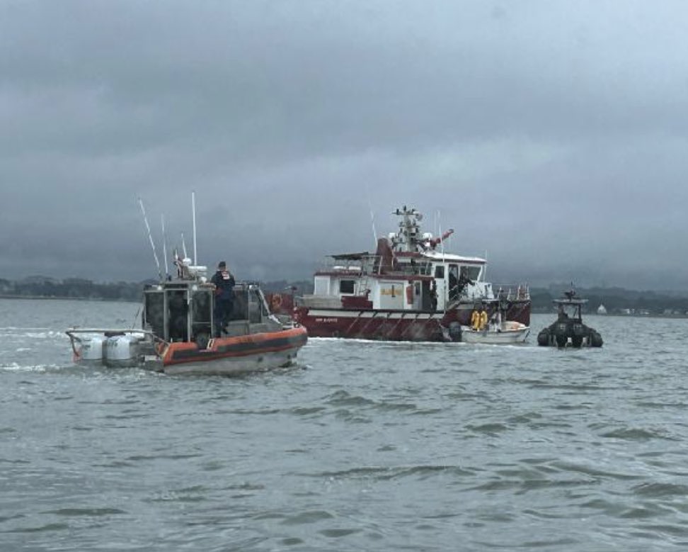 BREAKING >>> First look of the boat which crashed into an old pylon from the Long Island Bridge - three passengers rescued from waters - ⁦<a href="/MariSalazarTV/">Mari Salazar</a>⁩ is on Moon Island and ⁦<a href="/KimberlyBookman/">Kimberly Bookman</a>⁩ is with the injured in S Boston - the latest on ⁦<a href="/7News/">7News Boston WHDH</a>⁩ at Noon