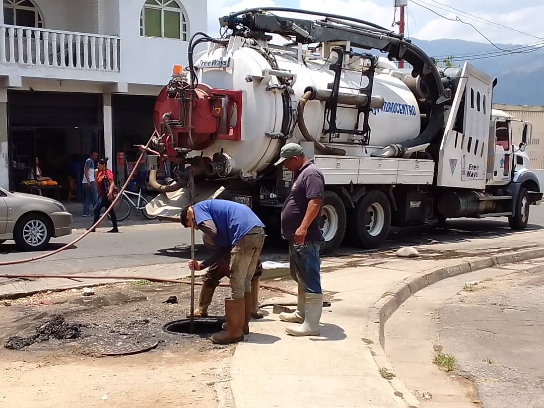 Aragua • #Hidrocentro realizó mantenimiento en boca de visita ubicada en edif. 10, bloque 4 de la Urb. El Trébol, mcpio. Girardot.
💦Cada Gota Cuenta
<a href="/NicolasMaduro/">Nicolás Maduro</a>
<a href="/RMarcoTorres/">Rodolfo Marco Torres</a>
<a href="/minaguasoficial/">MinAguas</a>