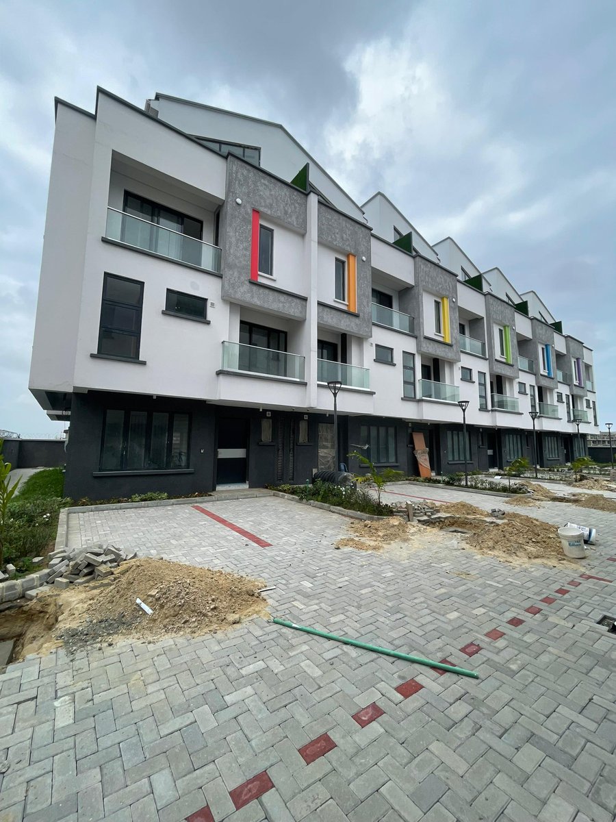nairarent's tweet photo. *📍EXQUISITELY BUILT LUXURY 5 BEDROOM TERRACE DUPLEX*

- Outstanding Modern Architecture 
- Spacious Living Area 
- Dining 
- Balconies 
- Green Areas
- Gorgeous Lightings
- Integrated Audio System
- Family Lounge 
LOCATION:*📍LEKKI PHASE 1

*PRICE:* N320m https://t.co/a0JzZ1yc5Y