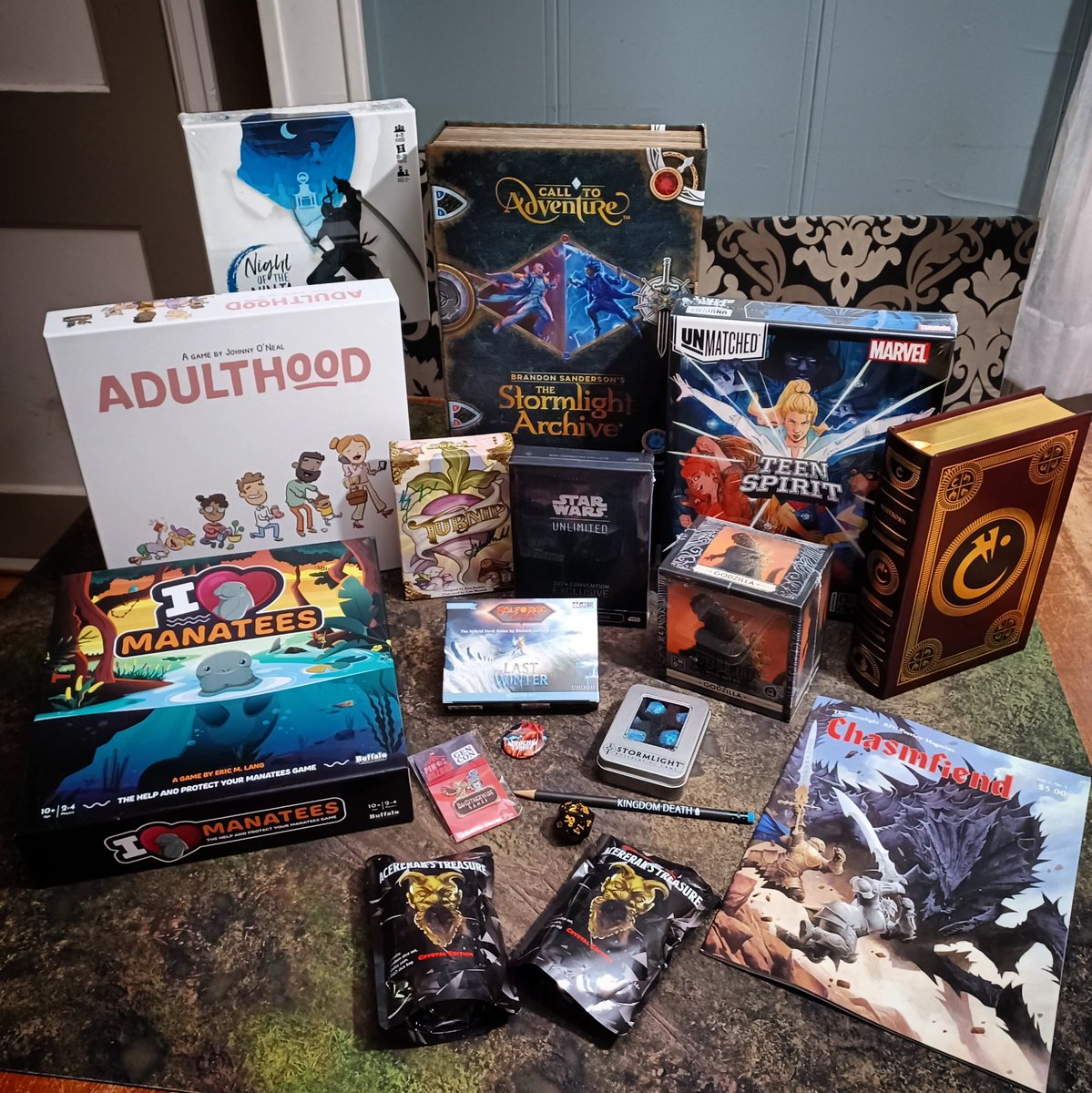 Elle_FireSpray's tweet photo. My Gencon Haul 🤩 It may not be much but there are DEFINITELY some incredible items in here 😍 I'll share a few unboxings later 🤘🏽✨

#genconhaul #gencon2024 #gencon #indy #brotherwisegames @eric_lang #brandonsanderson #kingdomdeath #starwarsunlimited #stormlightarchive #manatees https://t.co/docnqVnpQv