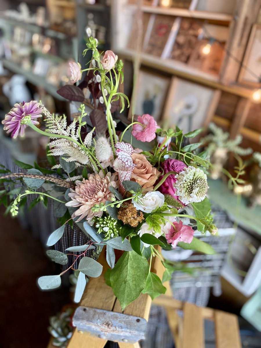 Cait_Elizabeth's tweet photo. Oh, yeah, I work in a flower shop now! And yes, it is my literal dream. It isn’t all glamorous and I get honestly love every bit of it. 

Wholesale market. Processing days. Bringing bouquets to friends. Bringing flowers home. Making these two arrangements so far. I love it. https://t.co/faaAjAtDKt