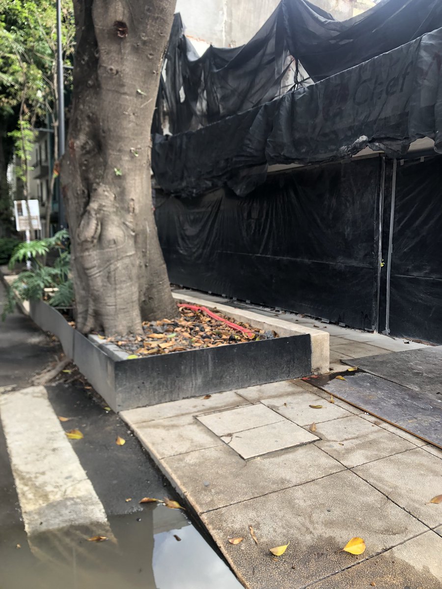 Ramon_Lugo_'s tweet photo. @AlcCuauhtemocMx cuál es la norma para demolición con maquinaria pesada. En Nápoles 86 esquina con Chapultepec solo pusieron un plástico. No hay  señalización ni nada que proteja efectivamente a peatones https://t.co/lA2XCvYU7M