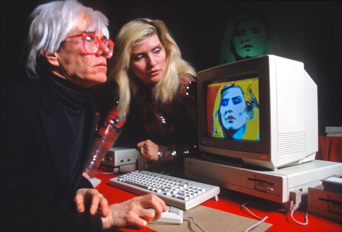 gulumdagli's tweet photo. Debbie Harry'nin Andy Warhol tarafından yapılan ve uzun süredir kayıp olan portresi, Warhol'un 10 dijital resim dosyasını içeren imzalı bir diskle birlikte ABD'de bulundu. Yakın zamanda yeniden keşfedilen ikinci portre de, Jeff Bruette'in evinde 40 yıl sonra ortaya çıktı. https://t.co/s8SPnF16ba