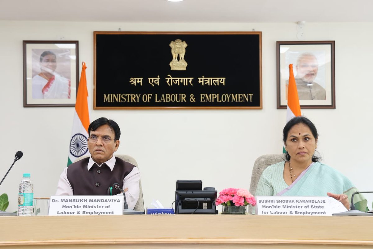 केंद्रीय श्रम सेवा (CLS) में जूनियर टाइम स्केल (JTS) पदों के लिए चयनित युवाओं को माननीय राज्यमंत्री श्रीमती <a href="/ShobhaBJP/">Shobha Karandlaje</a> जी के साथ नियुक्ति पत्र प्रदान किया। सभी सफल उम्मीदवारों को बहुत-बहुत बधाई व शुभकामनाएं।