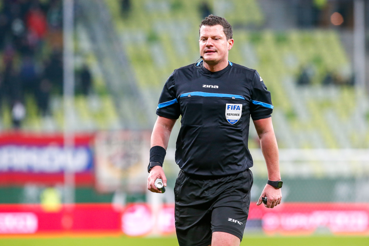 UEFA musela narychlo vyměnit videorozhodčí zápasu předkola Ligy mistrů Dynamo Kyjev - Rangers v polském Lublinu, neboť původně delegovaní polští rozhodčí Bartosz Frankowski a Tomasz Musial byli zadrženi policí ve 2 v noci úplně opilí poté, co ukradli dopravní značku...