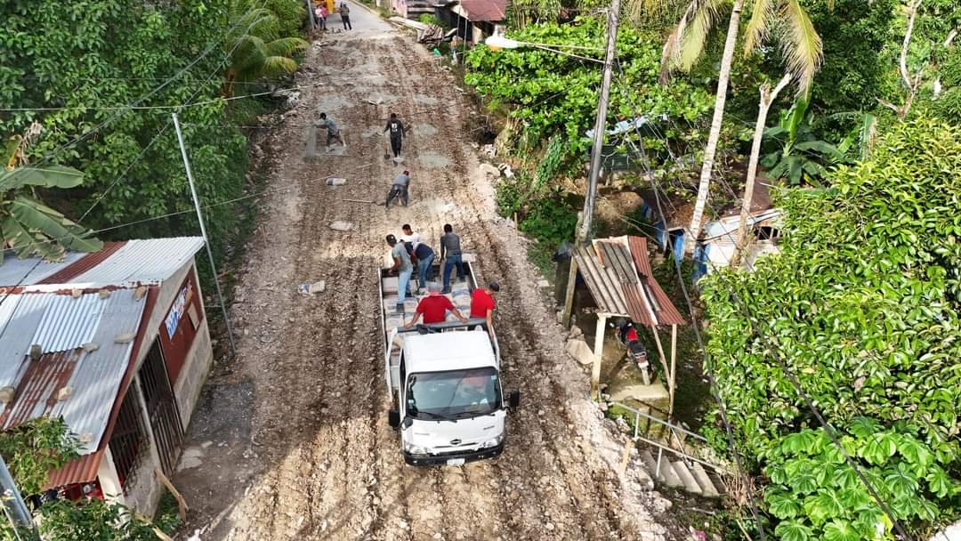 1/4 ✨ La Alcaldía de El Rama está adoquinando 300 metros en la periferia del cerro Rama. 🚗🚖

💪 Esta obra mejorará el acceso para vehículos 🚗🚖 y familias 👨‍👨‍👧‍👧.

 ¡Estará Listo en unos meses! 👷🙏♥️ 🖤

📍 #4519LaPatriaLaRevolución  
📍 #ElRama