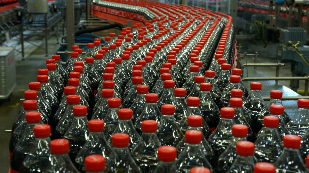 le_Parisien's tweet photo. Le sponsor Coca-Cola mis en cause pour l’usage faramineux de plastique sur les sites olympiques.

Des verres en plastique consignés sont remplis par des bouteilles en plastique à usage unique. Une situation abracadabrantesque pour des Jeux «durables»

➡️ https://t.co/GbC8clQtdP https://t.co/CVrPsmtJga