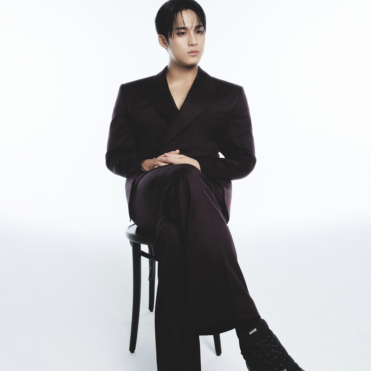 Man of style.
K-pop icon MINGYU joins Dior as its new ambassador. The perfect embodiment of Dior's aesthetic, the SEVENTEEN (<a href="/Pledis_17/">세븐틴(SEVENTEEN)</a>) member exudes understated elegance in a burgundy Oblique suit by Kim Jones.