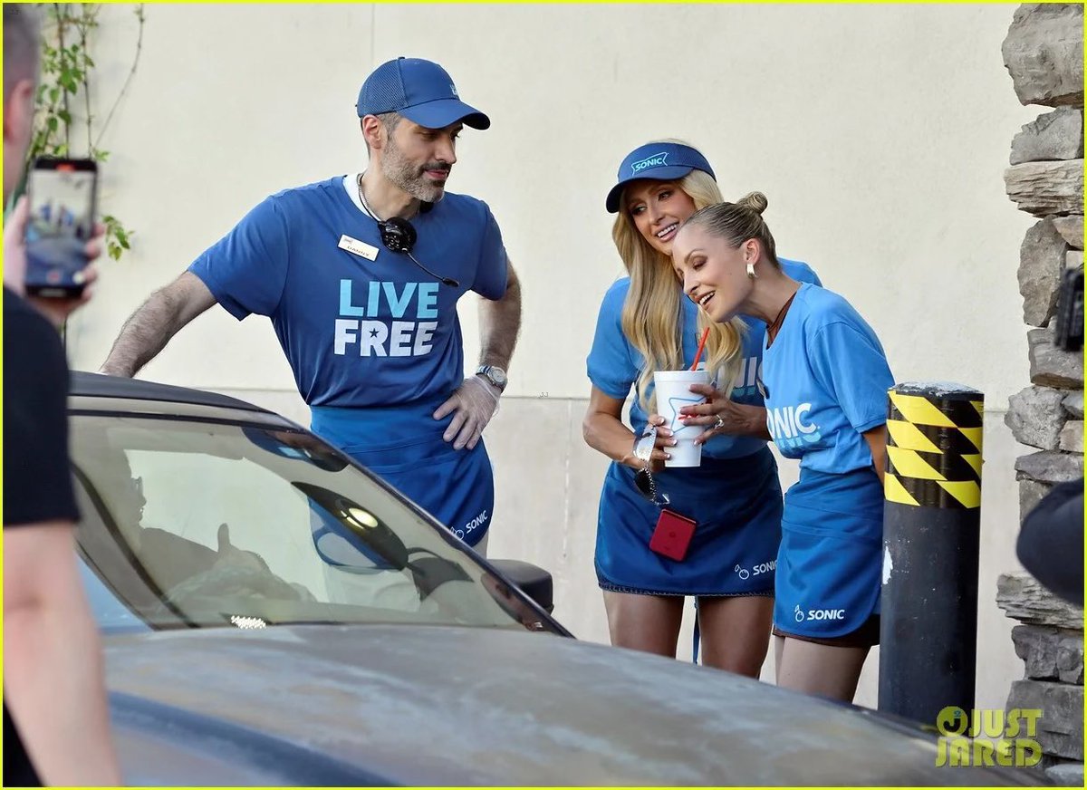 gibsonoma's tweet photo. Spotted in the paparazzi photos from #TheSimpleLife filming: King icon legend himself @DannyPellegrino! 👑👀 

(📸 @JustJared) https://t.co/IpWMzsUq3Q