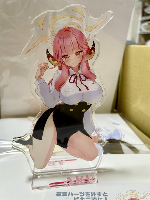 脱衣…もとい着せ替えアクスタを組み立てたらこんな感じです。
台座の各パーツの差し込み位置が近いので組み立てる時ちょっとだけ難しいです。
注意書きの紙とポストカードを封入しています。
#C104 