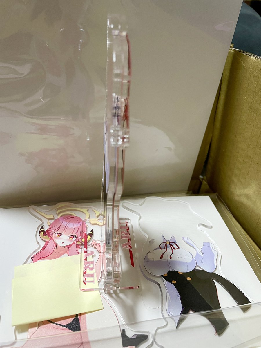 脱衣…もとい着せ替えアクスタを組み立てたらこんな感じです。
台座の各パーツの差し込み位置が近いので組み立てる時ちょっとだけ難しいです。
注意書きの紙とポストカードを封入しています。
#C104 