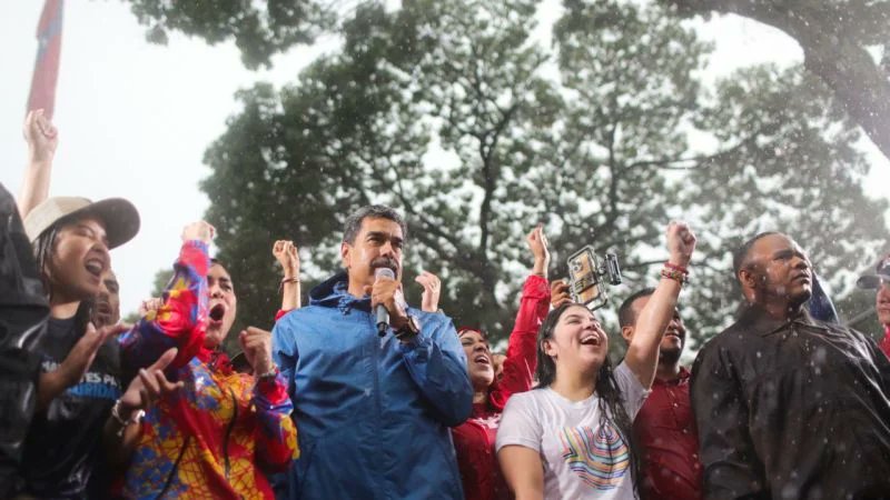 CISPAlDia Nuestro C/J <a href="/NicolasMaduro/">Nicolás Maduro</a> Desde la Gran Marcha de la Juventud y los Estudiantes por la Defensa de la Paz, denunció que la app Whatsapp es utilizada para amenazar y amedrentar al Pueblo venezolano por no ser simpatizantes del fascismo.
<a href="/ACoronadoVzla/">Anibal Eduardo Coronado Millán</a> 
<a href="/CISPresidencial/">Cuerpo de Inspectores Socialista de la Presidencia</a>