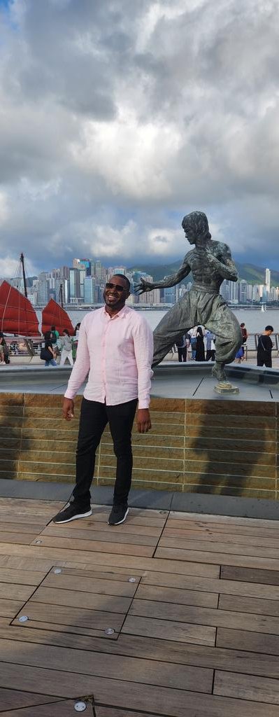 12 ans plus tard, de retour à Hong Kong . La maturité a augmenté, mais les ambitions, la passion et motivation pour contribuer au développement de mon pays restent inchangées. De l' #Entrepreneuriat au #Développement"