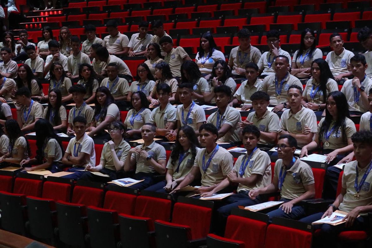 Hermosa Graduación de los estudiantes de la Unidad Educativa Luis Mariano Rivera, nuevos Bachilleres de la República… 

Sigan cargado de Sueños, Amor, Esperanza y Fe ¡El Cielo sea su Límite! 

¡Dios los Bendiga Muchachos y Muchachas! 🙏🏻🌸