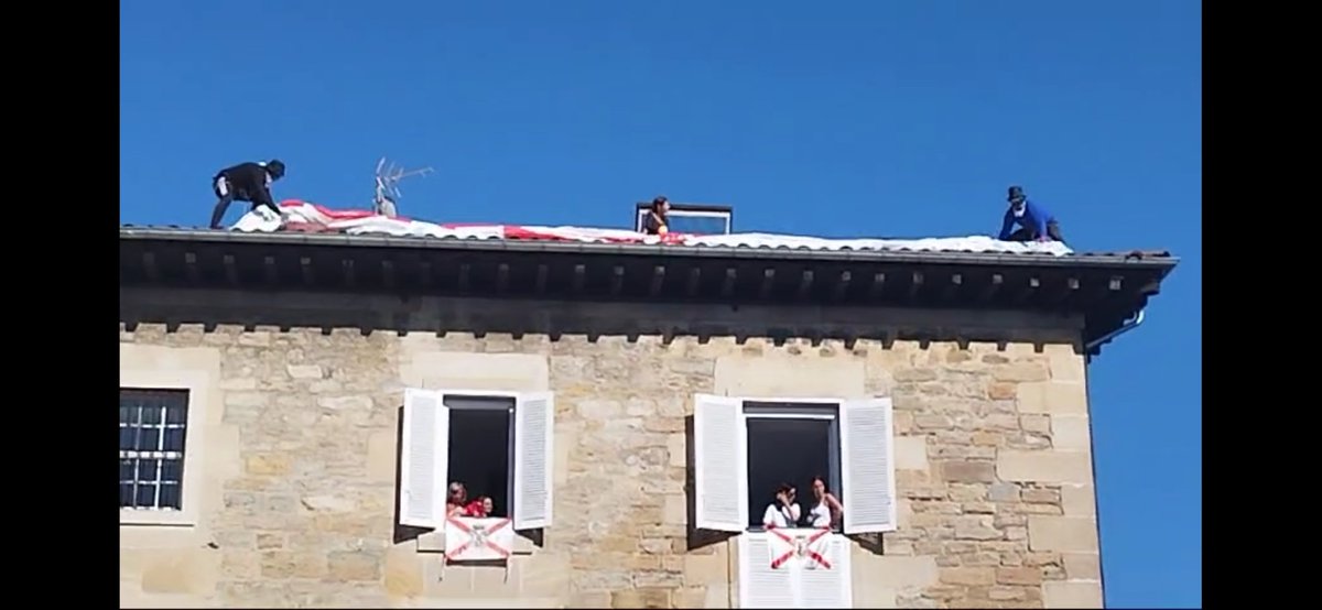 losada_xabi's tweet photo. Bestetik, balkonada nagusi gainean pankarta handi bat botatzea ere ekidin zuten. Kasu honetan ere, hiritarren laguntza funtsezkoa izan zen. La casa de los arquillos hoteleko jabea teilatura igo eta pankartatik tiraka aritu zen, eta munipei atea ireki zien azkarrago igo zitezen. https://t.co/mgDb2HHWdw