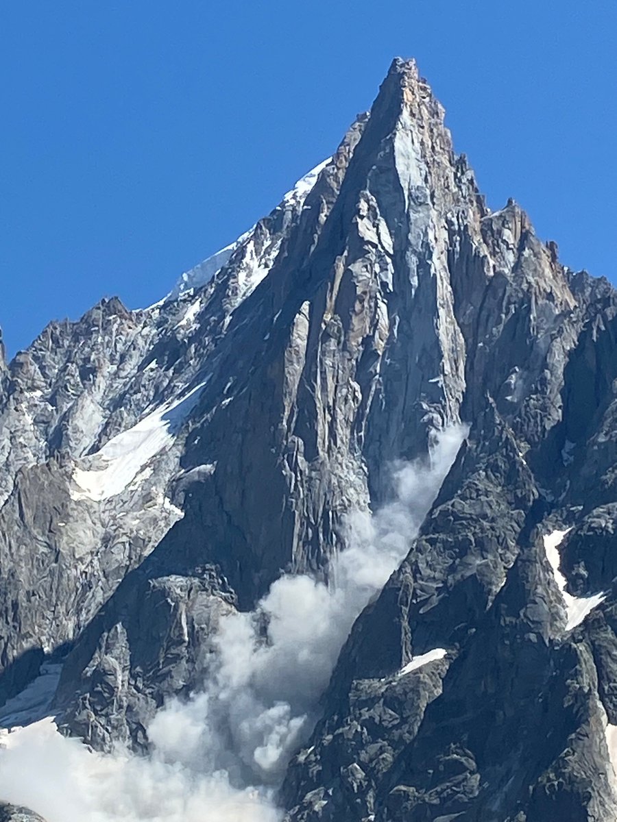 Melaine Le Roy (@subfossilguy) on Twitter photo Another pic of today's rock avalanche around 1:00 pm at Les Drus! 🪨🌫️🔥
via <a href="/MGLattimer/">Mark Lattimer</a> Another pic of today's rock avalanche around 1:00 pm at Les Drus! 🪨🌫️🔥
via <a href="/MGLattimer/">Mark Lattimer</a>