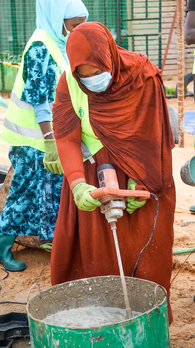 🌱🔨 **Innovation écologique en action : Visite inspirante de nos partenaires !
Aujourd'hui, nous avons eu le plaisir d'accueillir nos précieux partenaires au sein des locaux d'AGD pour une visite inédite et enrichissante.