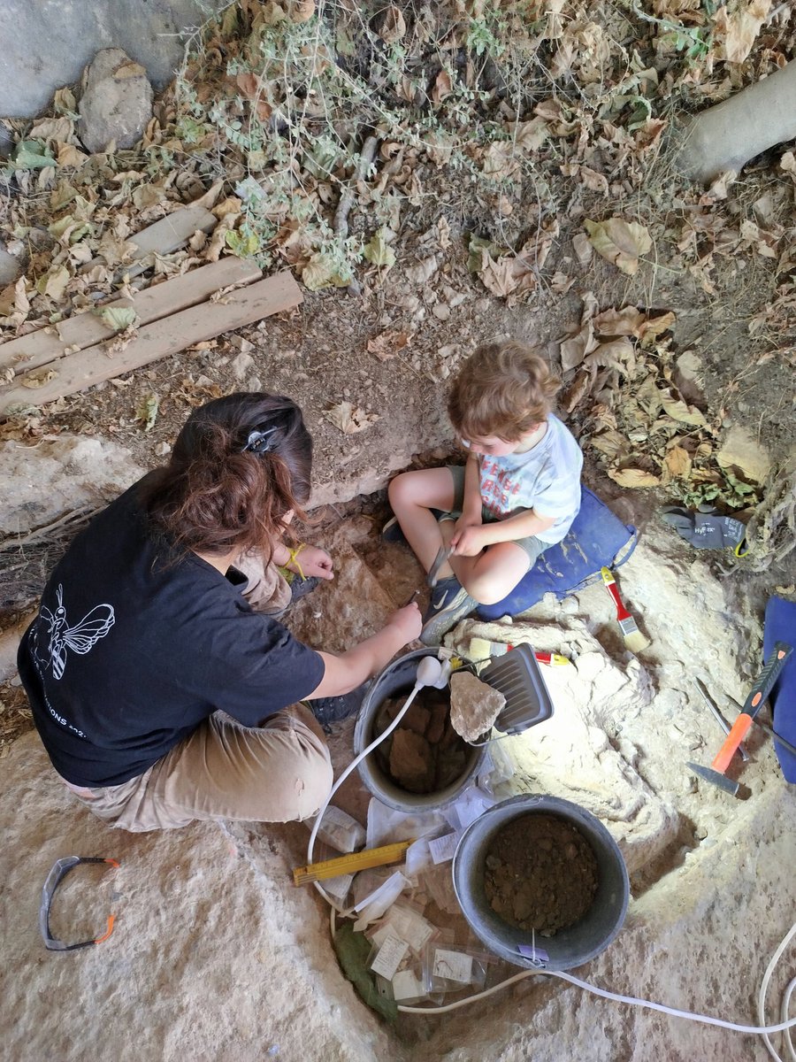 labHCE's tweet photo. 📸🌞
The next generation of archaeologists in training at #TinshemetCave

#excavation 
#MiddlePaleolithic https://t.co/Jb1I9AI0AX