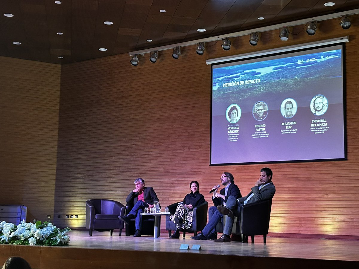 CEDES_USS's tweet photo. En seminario de inversión de impacto nuestros investigadores @CEDES_USS Cristóbal de la Maza y @rto_pasten en panel sobre medición @VRID_USS @polpublicas_uss https://t.co/h3hnqZrZh5
