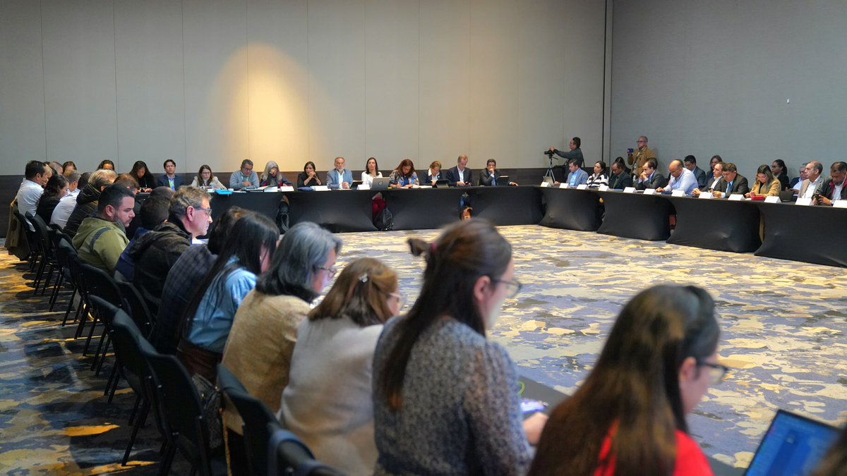 MinAmbienteCo's tweet photo. #AEstaHora la ministra @susanamuhamad se reúne  con los directores de las Corporaciones Autónomas Regionales para coordinar esfuerzos y trabajar juntos en las prioridades ambientales del país.
La #COP16Colombia es una oportunidad para continuar fortaleciendo nuestra agenda estratégica del Sistema Nacional Ambiental y para hacer #PazConLaNaturaleza.