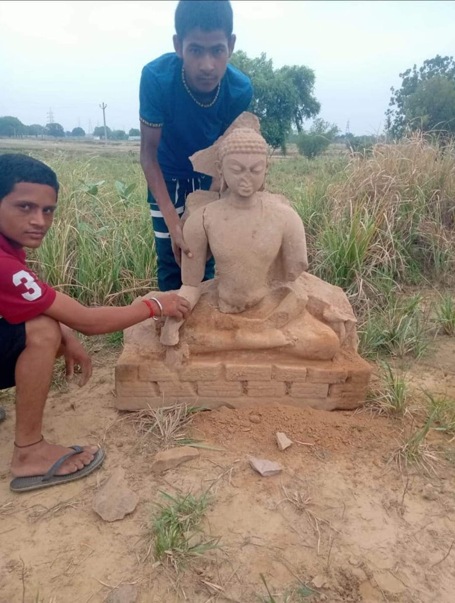 प्रयागराज के मेजा तहसील की लूतर ग्राम सभा के कब्रिस्तान से मिली बुद्ध की मूर्ति .....