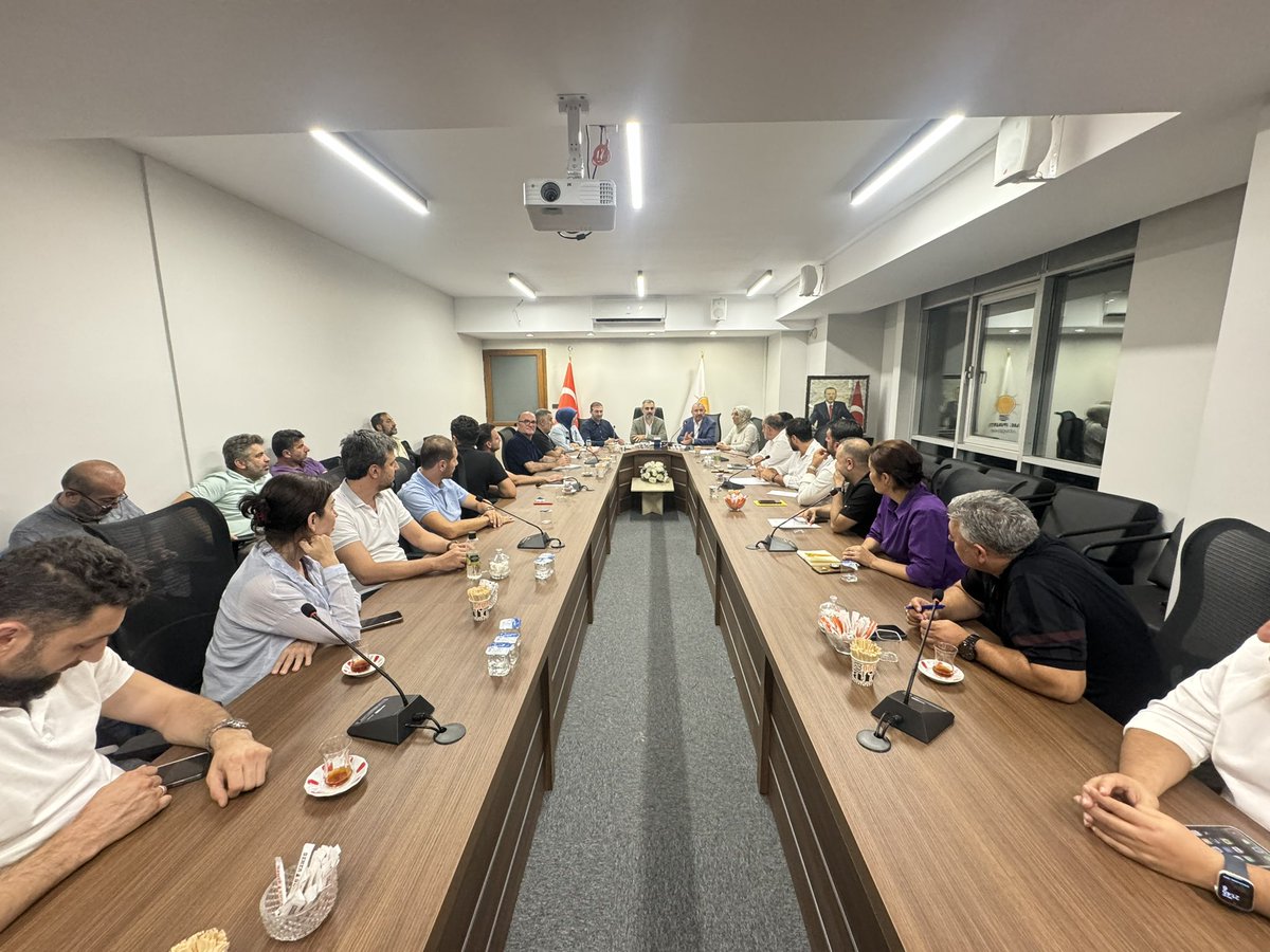 İlçe Yürütme ve Yönetim Kurulu toplantımızı İstanbul Milletvekilimiz, değerli büyüğümüz <a href="/bbismailerdem/">İsmail Erdem</a> İl Yönetim Kurulu Üyemiz <a href="/Nurullahaktas__/">Nurullah AKTAŞ</a> ın katılımları ile gerçekleştirdik.

Teşkilat içi faaliyetlerimizi değerlendirdik.

Teşkilatımızın tüm kademeleriyle, ilk günkü