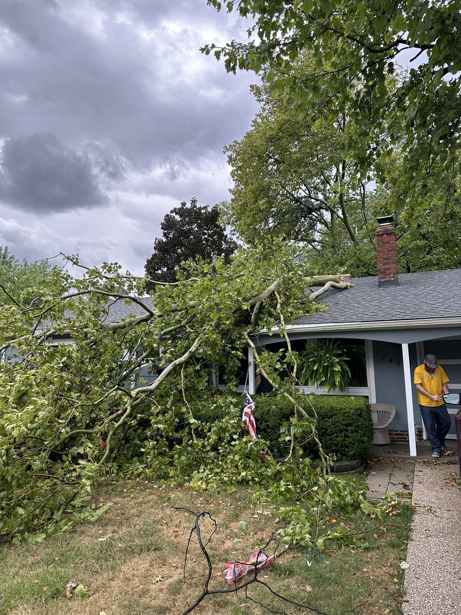 Z_CleSports's tweet photo. @MarkJWeather tornado damage on Kingsdale in Parma Heights https://t.co/ksajzWUq4m