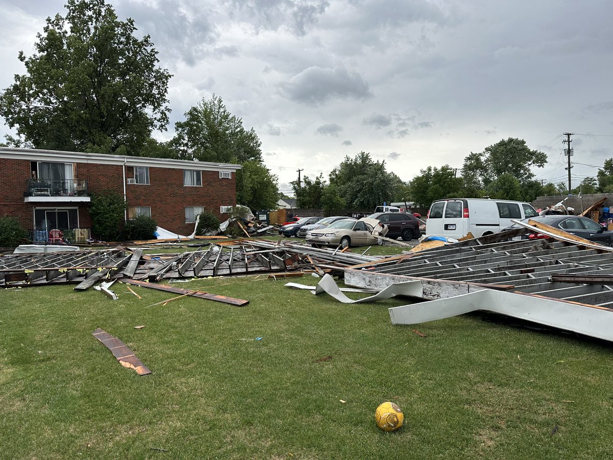 Z_CleSports's tweet photo. @MarkJWeather tornado damage on Kingsdale in Parma Heights https://t.co/ksajzWUq4m