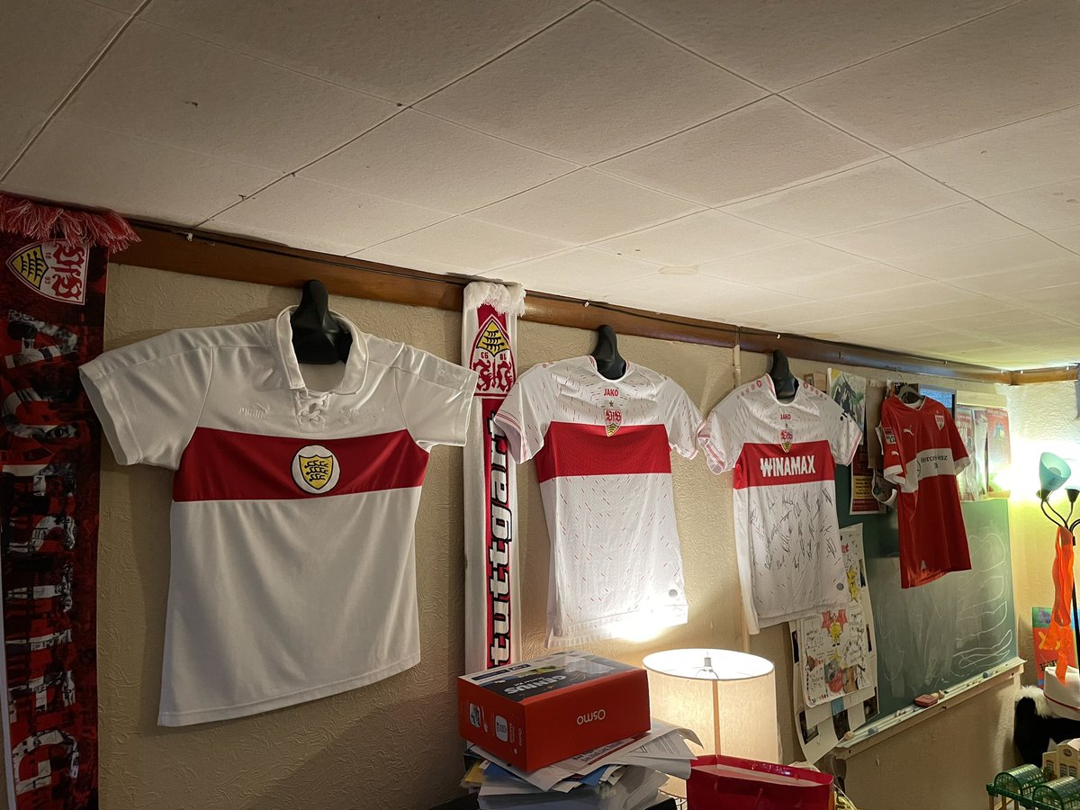 Tornado 🌪️ warning in Cle means basement family time 👩‍👦‍👦👨‍👦🐕 and time to rearrange the Wall o’ #VfB… @VfBYoungstown <a href="/THEa3K/">Andreas</a> you all enjoying the bonus inside time? 🤣😬