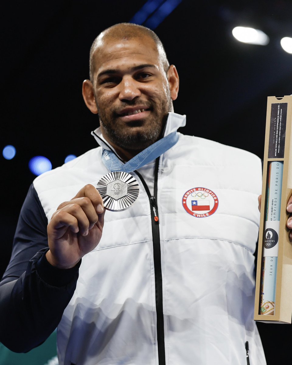 TeamChile_COCH's tweet photo. ¡EL MEJOR! 😍🤴🏾

Yasmani Acosta Fernández🥈, primer luchador chileno en ser medallista olímpico ⭐️.

Nadie se merecía esa medalla más que tú 😍.

#VamosTeamChile 🇨🇱 https://t.co/tctHEh5QHG