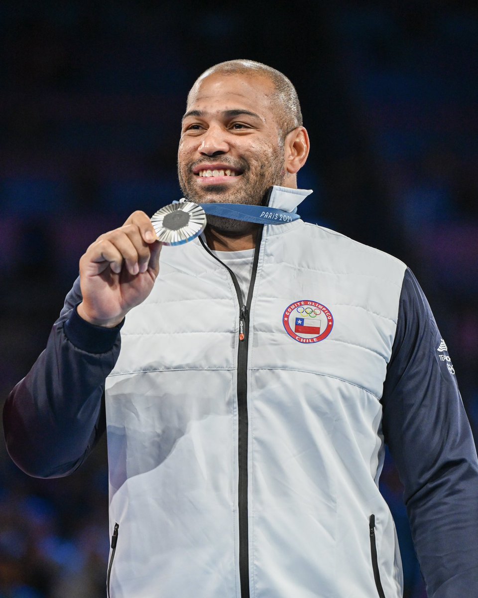 ¡EL MEJOR! 😍🤴🏾

Yasmani Acosta Fernández🥈, primer luchador chileno en ser medallista olímpico ⭐️.

Nadie se merecía esa medalla más que tú 😍.

#VamosTeamChile 🇨🇱